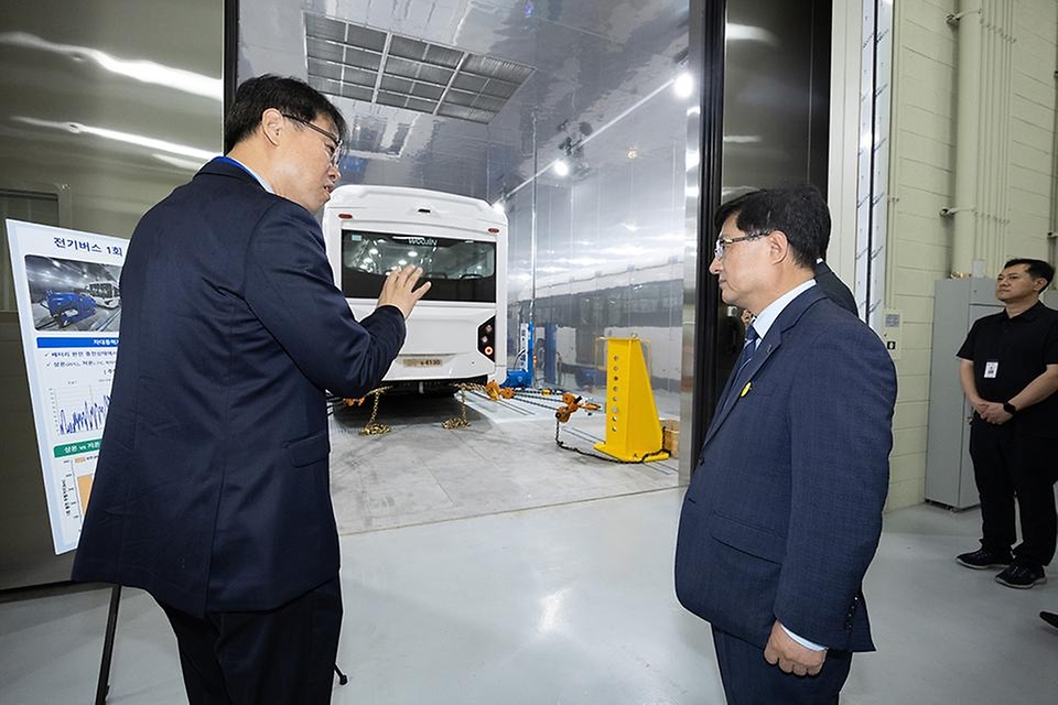 김성환 기후에너지환경부 장관이 5월 20일 인천 서구에 위치한 종합환경연구단지 내 국립환경과학원 환경위성센터, 전기·수소차 환경성능시험동과 한국환경공단 동물대체시험시설 건립현장, 한국환경산업기술원 창업·벤처 녹색융항클러스터 입주기업을 잇따라 방문해 현황 및 환경을 점검하고 현장의 애로사항을 듣고 있다.