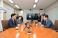 배경훈 부총리 겸 과학기술정보통신부 장관과 김성환 기후에너지환경부 장관이 5월 12일 서울 종로구 정부서울청사에서 열린 '인공지능 데이터센터와 에너지 정책 협력을 위한 업무협약식'에서 기념촬영을 하고 있다.