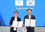한국경제 투자설명회(IR) 참석차 영국 런던을 방문 중인 구윤철 부총리 겸 재정경제부 장관이 5월 18일(현지 시간) 삼성 KX에서 오딜 르노-바소 유럽부흥은행(EBRD) 총재와 면담에 앞서 AI-Hub 상호협력의향서(LOI)에 서명 후 기념사진을 찍고 있다.