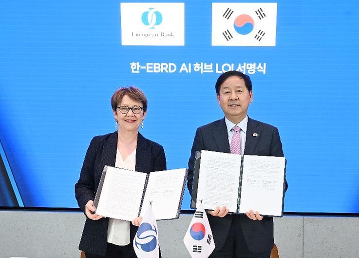 한국경제 투자설명회(IR) 참석차 영국 런던을 방문 중인 구윤철 부총리 겸 재정경제부 장관이 5월 18일(현지 시간) 삼성 KX에서 오딜 르노-바소 유럽부흥은행(EBRD) 총재와 면담에 앞서 AI-Hub 상호협력의향서(LOI)에 서명 후 기념사진을 찍고 있다.