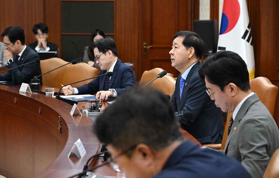 구윤철 부총리 겸 재정경제부 장관이 5월 15일 서울 종로구 정부서울청사에서 열린 '비상경제본부회의 겸 경제관계장관회의 및 부동산관계장관회의'를 주재, 모두발언을 하고 있다.