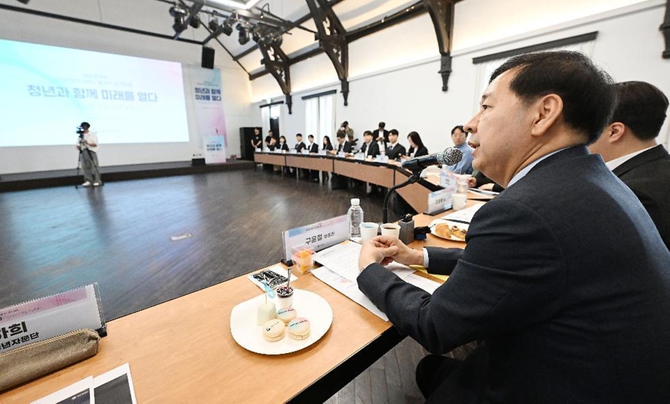 구윤철 부총리 겸 재정경제부 장관이 5월 15일  서울 중구 정동1928에서 열린 '재경부 2030청년단 발대식 겸 미래세대와의 대화' 행사에 참석, 모두발언을 하고 있다.