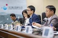 백승보 조달청장이 5월 21일 대구 지역을 방문해 지역 핵심 전략산업인 물 산업 분야의 현안을 점검하고, 대외 여건 악화에 따른 지역 경제 활력 제고 방안을 논의하고 있다.