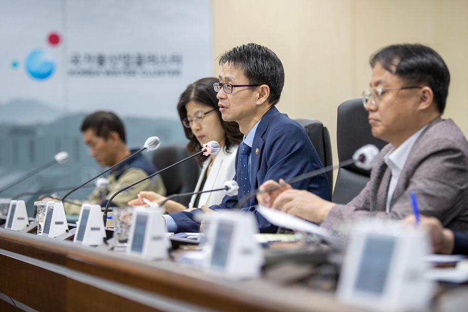 백승보 조달청장이 5월 21일 대구 지역을 방문해 지역 핵심 전략산업인 물 산업 분야의 현안을 점검하고, 대외 여건 악화에 따른 지역 경제 활력 제고 방안을 논의하고 있다.