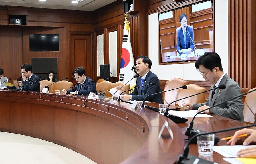 구윤철 부총리 겸 재정경제부 장관이 5월 15일 서울 종로구 정부서울청사에서 열린 '비상경제본부회의 겸 경제관계장관회의 및 부동산관계장관회의'를 주재, 모두발언을 하고 있다.