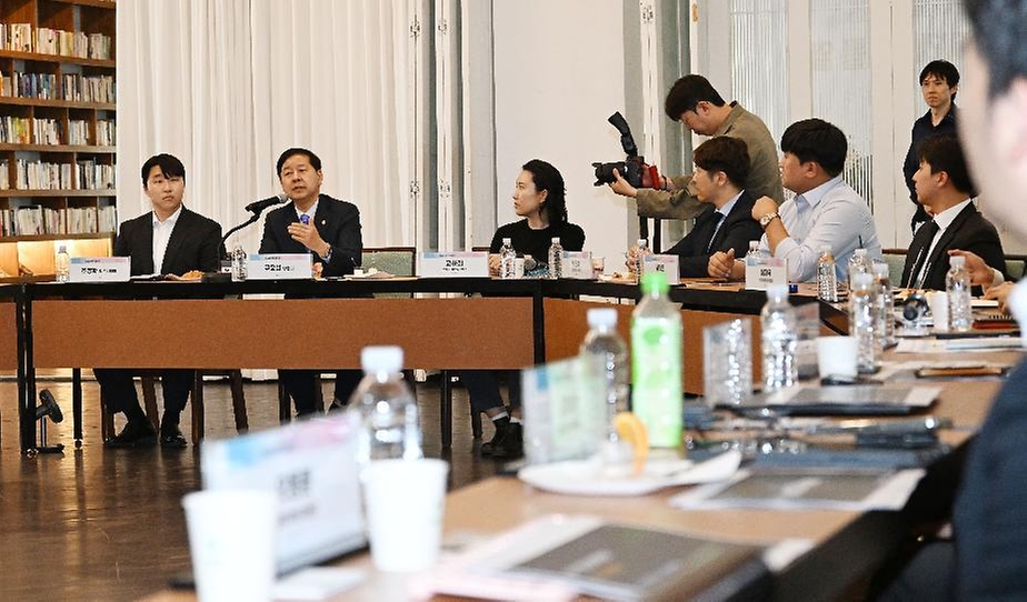 구윤철 부총리 겸 재정경제부 장관이 5월 15일  서울 중구 정동1928에서 열린 '재경부 2030청년단 발대식 겸 미래세대와의 대화' 행사에 참석, 모두발언을 하고 있다.