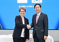 한국경제 투자설명회(IR) 참석차 영국 런던을 방문 중인 구윤철 부총리 겸 재정경제부 장관이 5월 18일(현지 시간) 삼성 KX에서 오딜 르노-바소 유럽부흥은행(EBRD) 총재와 악수하며 인사를 하고 있다.