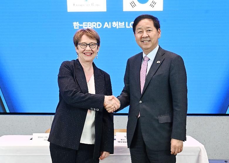 한국경제 투자설명회(IR) 참석차 영국 런던을 방문 중인 구윤철 부총리 겸 재정경제부 장관이 5월 18일(현지 시간) 삼성 KX에서 오딜 르노-바소 유럽부흥은행(EBRD) 총재와 악수하며 인사를 하고 있다.