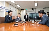 배경훈 부총리 겸 과학기술정보통신부 장관과 김성환 기후에너지환경부 장관이 5월 12일 서울 종로구 정부서울청사에서 열린 '인공지능 데이터센터와 에너지 정책 협력을 위한 업무협약식'에서 기념촬영을 하고 있다.