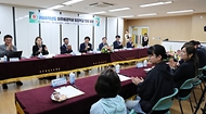 최교진 교육부 장관이 5월 20일 아산남성초등학교를 방문해 '모두의 한국어' 시스템을 활용한 한국어 수업을 참관하고, 학생·학부모·교직원과 간담회에 참석하고 있다.