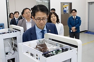 백승보 조달청장이 5월 21일 대구 달성군에 위치한 국가물산업클러스터에서 열린 간담회에 참석해 우수 물 관리 기업 14개사와 관련 전문가들과 함께 물 산업 경쟁력 강화와 글로벌 진출 방안에 대해 논의하고 있다.