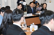 구윤철 부총리 겸 재정경제부 장관이 5월 15일  서울 중구 정동1928에서 열린 '재경부 2030청년단 발대식 겸 미래세대와의 대화' 행사에 참석, 모두발언을 하고 있다.