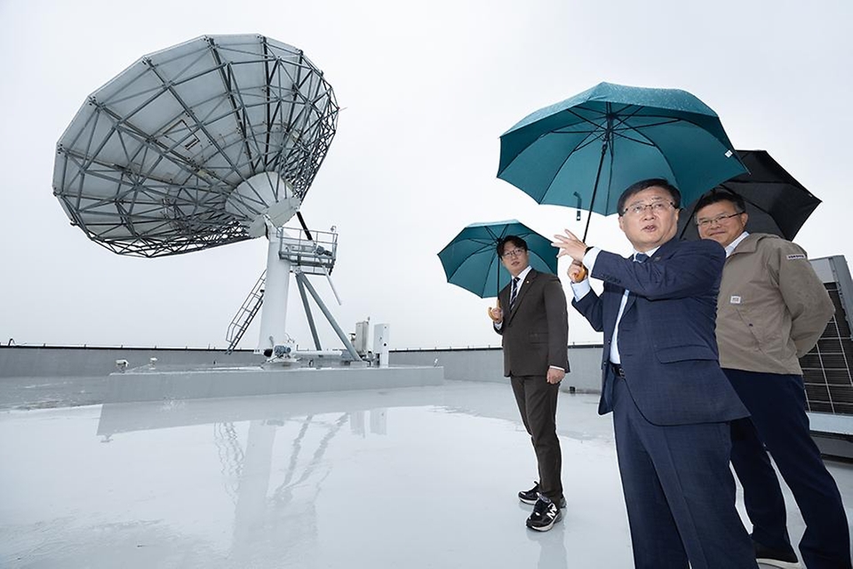 김성환 기후에너지환경부 장관이 5월 20일 인천 서구에 위치한 종합환경연구단지 내 국립환경과학원 환경위성센터, 전기·수소차 환경성능시험동과 한국환경공단 동물대체시험시설 건립현장, 한국환경산업기술원 창업·벤처 녹색융항클러스터 입주기업을 잇따라 방문해 현황 및 환경을 점검하고 현장의 애로사항을 듣고 있다.