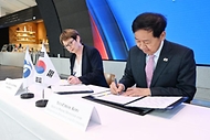 한국경제 투자설명회(IR) 참석차 영국 런던을 방문 중인 구윤철 부총리 겸 재정경제부 장관이 5월 18일(현지 시간) 삼성 KX에서 오딜 르노-바소 유럽부흥은행(EBRD) 총재와 면담에 앞서 AI-Hub 상호협력의향서(LOI)에 서명하고 있다.