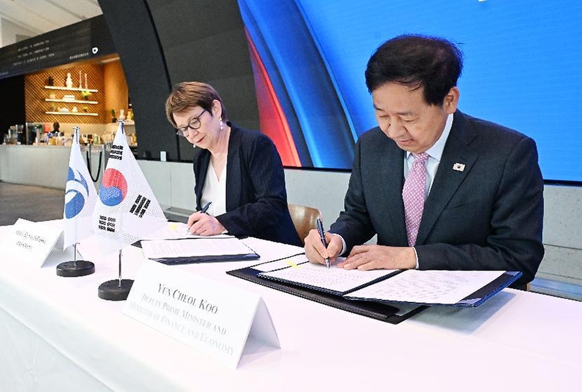 한국경제 투자설명회(IR) 참석차 영국 런던을 방문 중인 구윤철 부총리 겸 재정경제부 장관이 5월 18일(현지 시간) 삼성 KX에서 오딜 르노-바소 유럽부흥은행(EBRD) 총재와 면담에 앞서 AI-Hub 상호협력의향서(LOI)에 서명하고 있다.