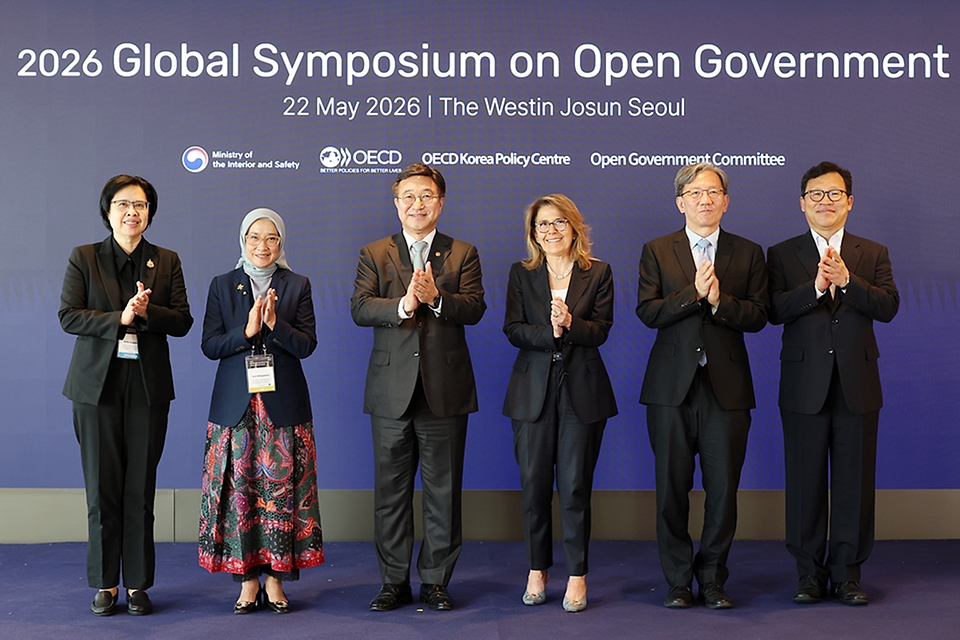 윤호중 행정안전부 장관이 5월 22일 서울 중구 웨스틴조선 호텔에서 열린 2026 OECD 열린정부 국제심지엄에서 참석자들과 기념촬영을 하고 있다.