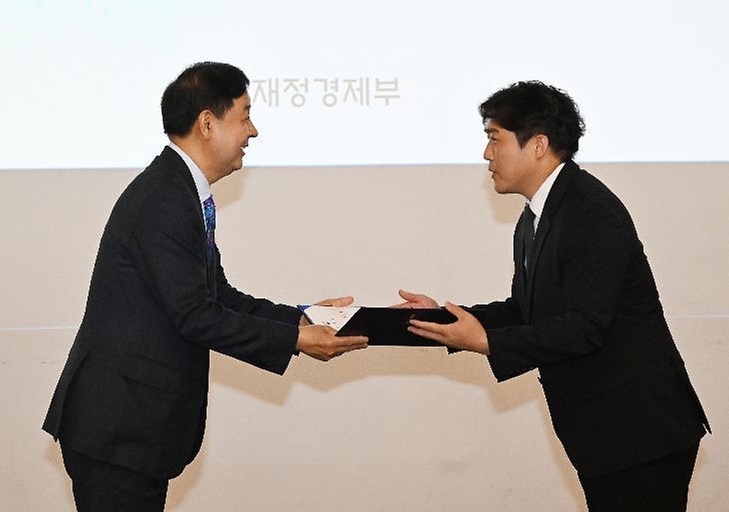 구윤철 부총리 겸 재정경제부 장관이 5월 15일  서울 중구 정동1928에서 열린 '재경부 2030청년단 발대식 겸 미래세대와의 대화' 행사에 참석, 강민형 단원에게 위촉장을 수여하고 있다.
