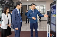 백승보 조달청장이 5월 21일 대구 달성군에 위치한 국가물산업클러스터에서 열린 간담회에 참석해 우수 물 관리 기업 14개사와 관련 전문가들과 함께 물 산업 경쟁력 강화와 글로벌 진출 방안에 대해 논의하고 있다.