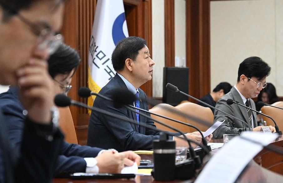 구윤철 부총리 겸 재정경제부 장관이 5월 15일 서울 종로구 정부서울청사에서 열린 '비상경제본부회의 겸 경제관계장관회의 및 부동산관계장관회의'를 주재, 모두발언을 하고 있다.