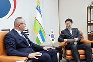 윤호중 행정안전부 장관이 5월 22일 서울 종로구 정부서울청사에서 아지즈베크 이크라모프 우즈베키스탄 비상사태부 장관을 접견하고 양국 간 협력 방안 등에 대해 논의하고 있다.