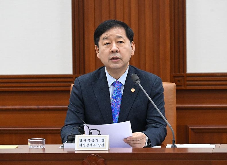 구윤철 부총리 겸 재정경제부 장관이 5월 15일 서울 종로구 정부서울청사에서 열린 '비상경제본부회의 겸 경제관계장관회의 및 부동산관계장관회의'를 주재, 모두발언을 하고 있다.