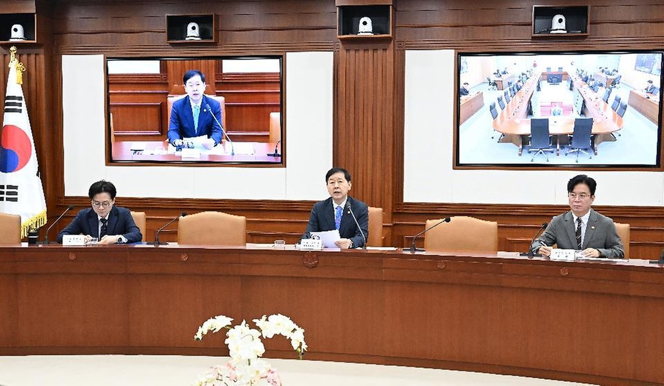 구윤철 부총리 겸 재정경제부 장관이 5월 15일 서울 종로구 정부서울청사에서 열린 '비상경제본부회의 겸 경제관계장관회의 및 부동산관계장관회의'를 주재, 모두발언을 하고 있다.