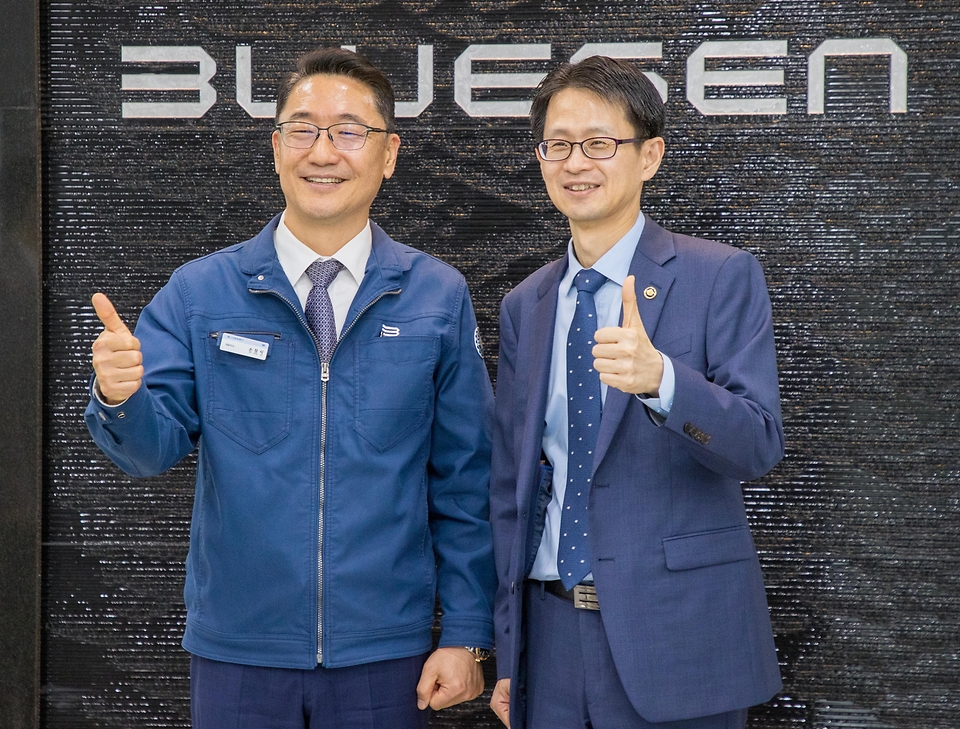 백승보 조달청장이 5월 21일 대구 달성군에 위치한 국가물산업클러스터에서 열린 간담회에 참석해 우수 물 관리 기업 14개사와 관련 전문가들과 함께 물 산업 경쟁력 강화와 글로벌 진출 방안에 대해 논의하고 있다.