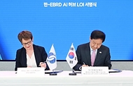 한국경제 투자설명회(IR) 참석차 영국 런던을 방문 중인 구윤철 부총리 겸 재정경제부 장관이 5월 18일(현지 시간) 삼성 KX에서 오딜 르노-바소 유럽부흥은행(EBRD) 총재와 면담에 앞서 AI-Hub 상호협력의향서(LOI)에 서명하고 있다.