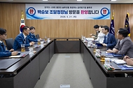 백승보 조달청장이 5월 21일 대구 달성군에 위치한 국가물산업클러스터에서 열린 간담회에 참석해 우수 물 관리 기업 14개사와 관련 전문가들과 함께 물 산업 경쟁력 강화와 글로벌 진출 방안에 대해 논의하고 있다.