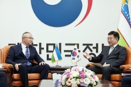 윤호중 행정안전부 장관이 5월 22일 서울 종로구 정부서울청사에서 아지즈베크 이크라모프 우즈베키스탄 비상사태부 장관을 접견하고 양국 간 협력 방안 등에 대해 논의하고 있다.