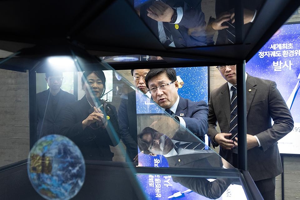 김성환 기후에너지환경부 장관이 5월 20일 인천 서구에 위치한 종합환경연구단지 내 국립환경과학원 환경위성센터, 전기·수소차 환경성능시험동과 한국환경공단 동물대체시험시설 건립현장, 한국환경산업기술원 창업·벤처 녹색융항클러스터 입주기업을 잇따라 방문해 현황 및 환경을 점검하고 현장의 애로사항을 듣고 있다.