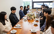 백승보 조달청장이 5월 21일 혁신 조달기업 블루센(주)을 방문해 제조 현장을 점검하고 기업의 애로사항을 청취하고 있다.