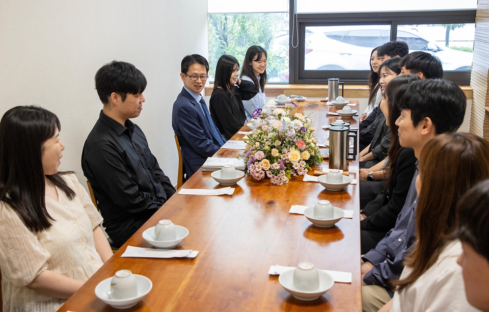 백승보 조달청장이 5월 21일 혁신 조달기업 블루센(주)을 방문해 제조 현장을 점검하고 기업의 애로사항을 청취하고 있다.
