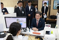 이억원 금융위원장이 5월 22일 국민참여형 국민성장펀드 판매처 중 하나인 서울 종로구 NH농협은행 정부서울청사지점을 방문해 펀드 가입 과정의 전반을 직접 경험하며, 가입 절차상의 편의성과 애로사항 등을 점검한 후 펀드 가입서류에 서명하고 있다.