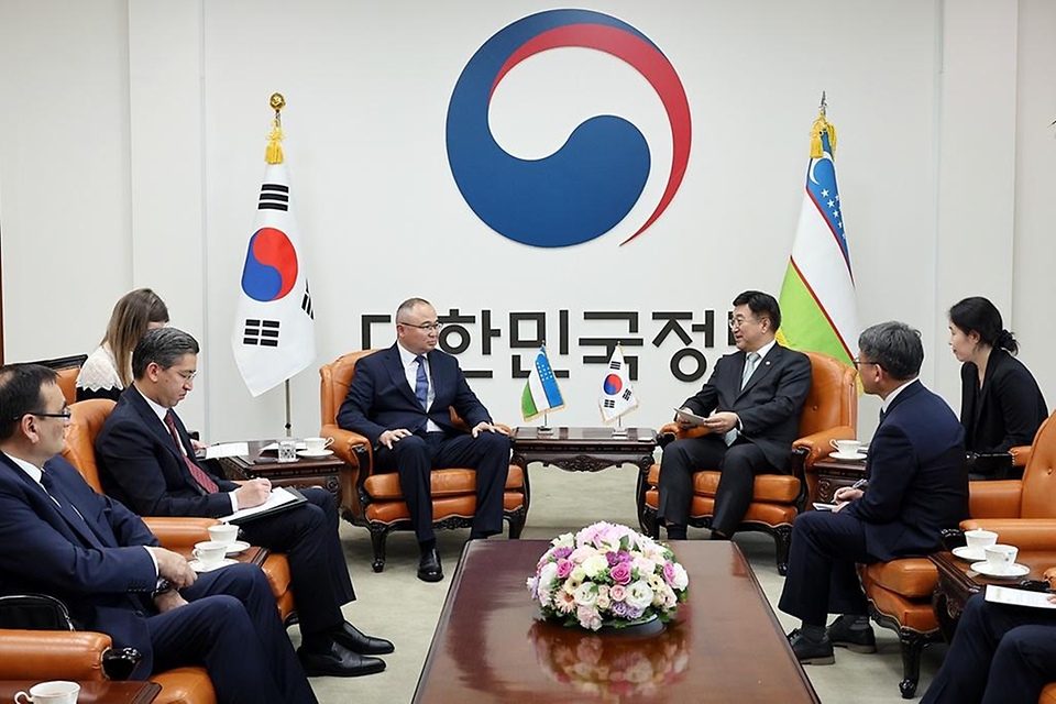윤호중 행정안전부 장관이 5월 22일 서울 종로구 정부서울청사에서 아지즈베크 이크라모프 우즈베키스탄 비상사태부 장관을 접견하고 양국 간 협력 방안 등에 대해 논의하고 있다.