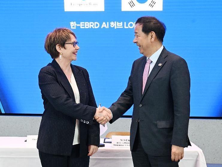 한국경제 투자설명회(IR) 참석차 영국 런던을 방문 중인 구윤철 부총리 겸 재정경제부 장관이 5월 18일(현지 시간) 삼성 KX에서 오딜 르노-바소 유럽부흥은행(EBRD) 총재와 악수하며 인사를 하고 있다.