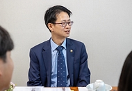 백승보 조달청장이 5월 21일 혁신 조달기업 블루센(주)을 방문해 제조 현장을 점검하고 기업의 애로사항을 청취하고 있다.