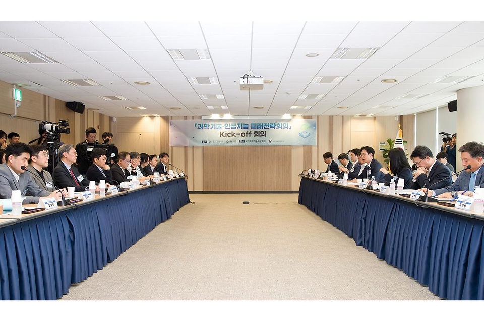 배경훈 부총리 겸 과학기술정보통신부 장관이 5월 13일 서울 종로구 광화문교보빌딩 국가과학기술자문회의 대회의실에서 열린 '과학기술 인공지능 미래전략회의'에서 발언하고 있다.