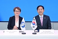 한국경제 투자설명회(IR) 참석차 영국 런던을 방문 중인 구윤철 부총리 겸 재정경제부 장관이 5월 18일(현지 시간) 삼성 KX에서 오딜 르노-바소 유럽부흥은행(EBRD) 총재와 기념사진을 찍고 있다.