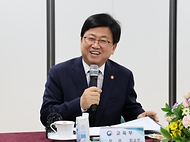 최교진 교육부 장관이 5월 20일 아산남성초등학교를 방문해 '모두의 한국어' 시스템을 활용한 한국어 수업을 참관하고, 학생·학부모·교직원과 간담회에 참석하고 있다.