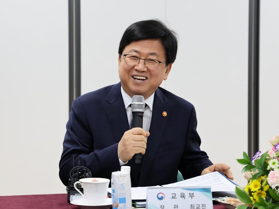 최교진 교육부 장관이 5월 20일 아산남성초등학교를 방문해 '모두의 한국어' 시스템을 활용한 한국어 수업을 참관하고, 학생·학부모·교직원과 간담회에 참석하고 있다.