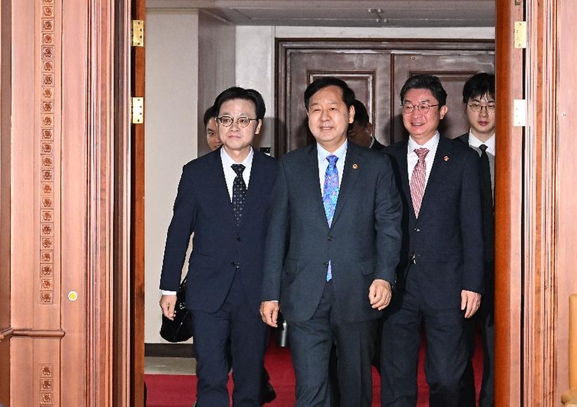 구윤철 부총리 겸 재정경제부 장관이 5월 15일 서울 종로구 정부서울청사에서 열린 '비상경제본부회의 겸 경제관계장관회의 및 부동산관계장관회의'를 주재, 모두발언을 하고 있다.