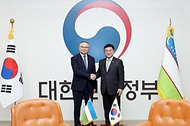 윤호중 행정안전부 장관이 5월 22일 서울 종로구 정부서울청사에서 아지즈베크 이크라모프 우즈베키스탄 비상사태부 장관을 접견하고 양국 간 협력 방안 등에 대해 논의한 뒤 악수하고 있다.