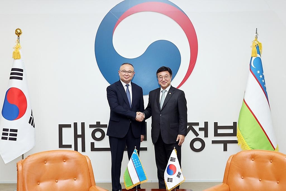 윤호중 행정안전부 장관이 5월 22일 서울 종로구 정부서울청사에서 아지즈베크 이크라모프 우즈베키스탄 비상사태부 장관을 접견하고 양국 간 협력 방안 등에 대해 논의한 뒤 악수하고 있다.