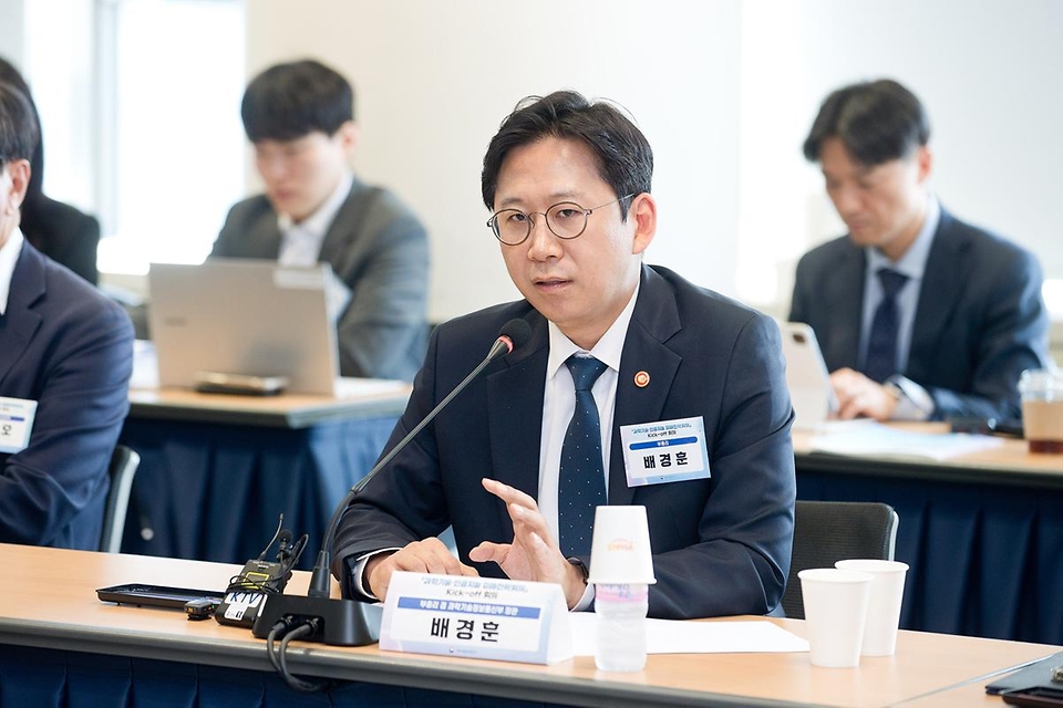 배경훈 부총리 겸 과학기술정보통신부 장관이 5월 13일 서울 종로구 광화문교보빌딩 국가과학기술자문회의 대회의실에서 열린 '과학기술 인공지능 미래전략회의'에서 발언하고 있다.