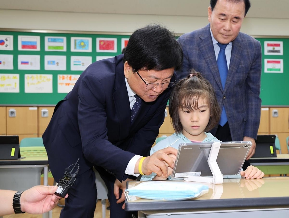 최교진 교육부 장관이 5월 20일 아산남성초등학교를 방문해 '모두의 한국어' 시스템을 활용한 한국어 수업을 참관하고, 학생·학부모·교직원과 간담회에 참석하고 있다.