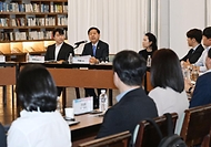 구윤철 부총리 겸 재정경제부 장관이 5월 15일  서울 중구 정동1928에서 열린 '재경부 2030청년단 발대식 겸 미래세대와의 대화' 행사에 참석, 모두발언을 하고 있다.