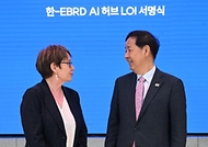 한국경제 투자설명회(IR) 참석차 영국 런던을 방문 중인 구윤철 부총리 겸 재정경제부 장관이 5월 18일(현지 시간) 삼성 KX에서 오딜 르노-바소 유럽부흥은행(EBRD) 총재와 면담에 앞서 AI-Hub 상호협력의향서(LOI)에 서명 후 기념사진을 찍고 있다.