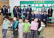 최교진 교육부 장관이 5월 20일 아산남성초등학교를 방문해 '모두의 한국어' 시스템을 활용한 한국어 수업을 참관하고, 학생·학부모·교직원과 간담회에 참석하고 있다.