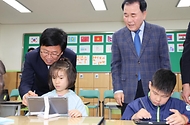 최교진 교육부 장관이 5월 20일 아산남성초등학교를 방문해 '모두의 한국어' 시스템을 활용한 한국어 수업을 참관하고, 학생·학부모·교직원과 간담회에 참석하고 있다.